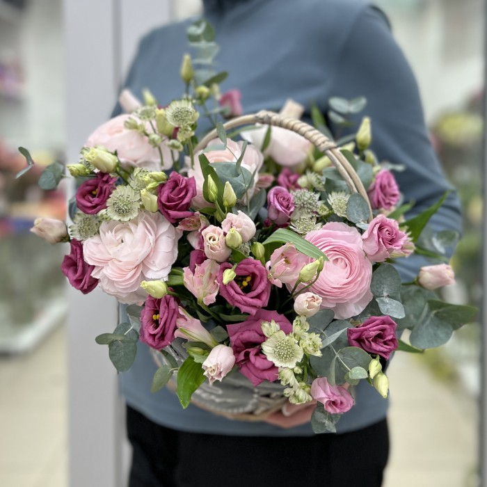 Эустомы и розовые ранункулюсы в маленькой корзине